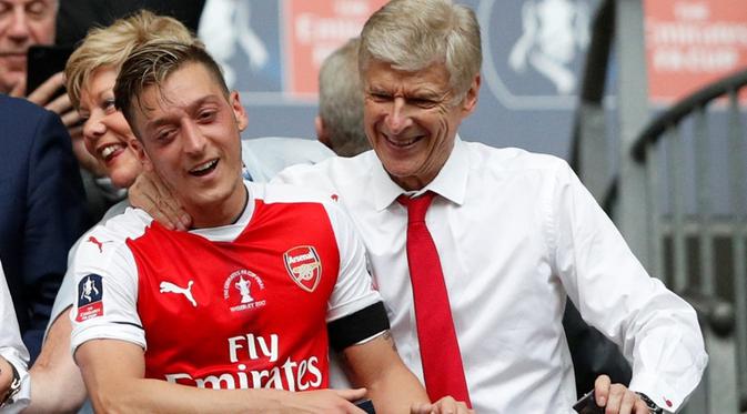 Mesut Ozil dan Arsene Wenger. (AFP/Adrian Dennis)