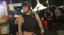 Sejumlah petugas kepolisian berjaga di kawasan Bundaran HI, Jakarta, Sabtu (31/12). Meskipun car free night ditiadakan ratusan warga tetap memadati kawasan Bundaran HI. (Liputan6.com/Immanuel Antonius)