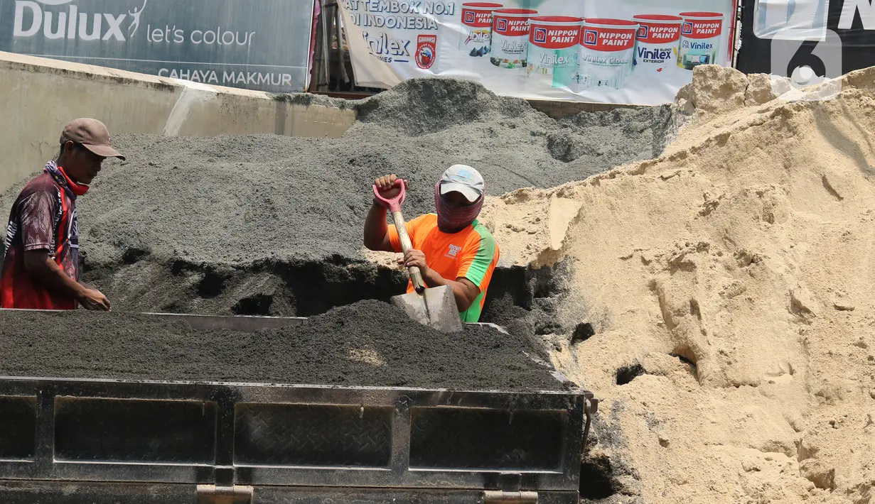 Pekerja memuat pasir ke dalam mobil di toko bangunan Cahaya Makmur, Depok, Jawa Barat, Kamis (15/9/2022). Harga bahan bangunan mengalami kenaikan terkait kenaikan harga bahan bakar minyak (BBM) bersubsidi. (Liputan6.com/Herman Zakharia)