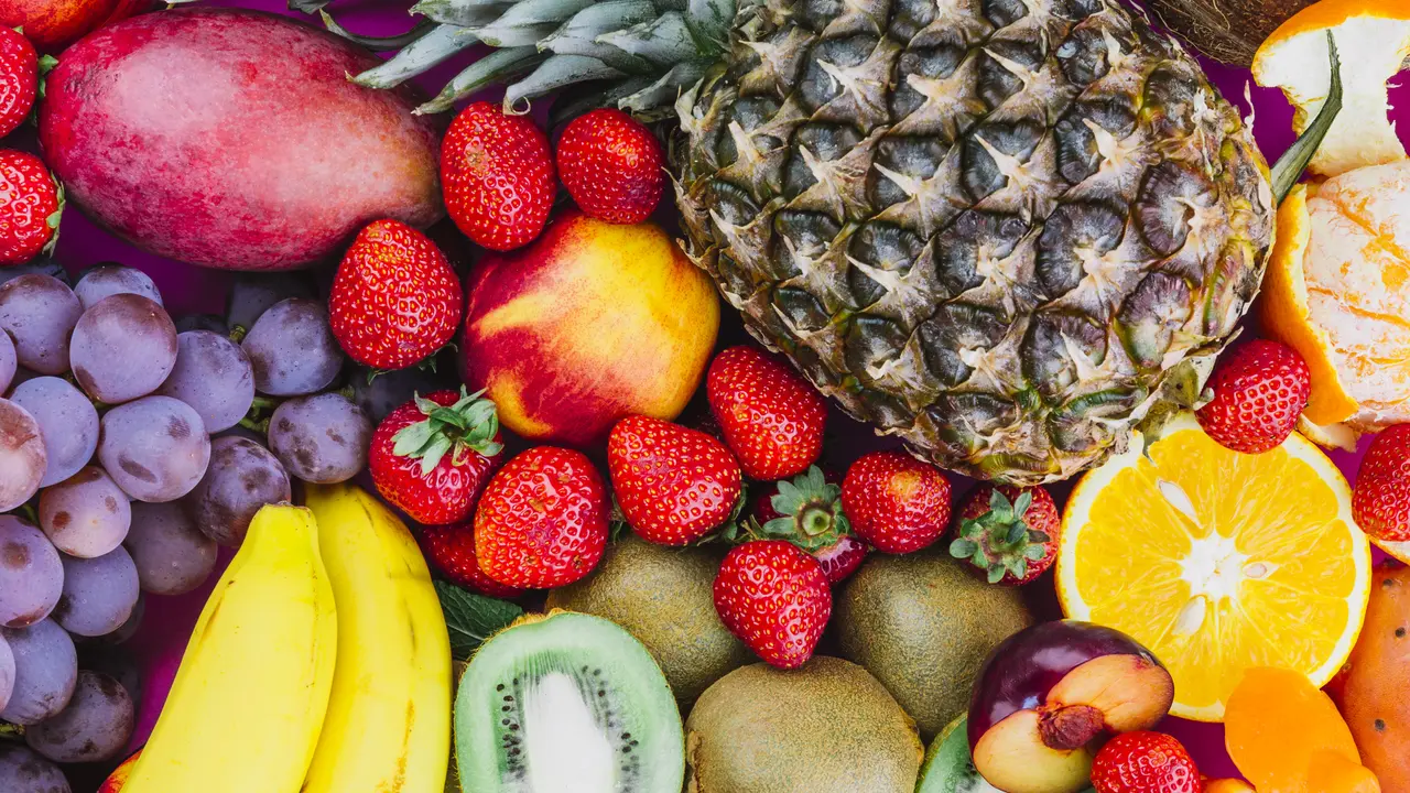 Berbagai jenis buah seperti nanas, stroberi, kiwi, pisang, anggur, jeruk (Foto Dok: Freepik/freepik)