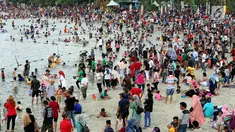 Warga memadati Pantai Ancol, Jakarta, Senin (26/6). Memasuki hari kedua lebaran Warga DKI Jakarta memanfaatkan liburnya bersama keluarga bertamasya ke tempat-tempat wisata Favorit mereka yang ada di Jakarta kususnya Ancol. (Liputan6.com/Johan Tallo)