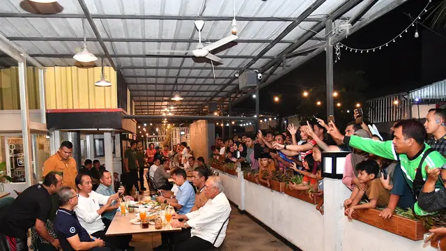 Presiden Jokowi dan para pembantunya menikmati malam dengan mengunjungi sebuah kafe di Kabupaten Lampung Tengah pada Kamis malam (11/7/2024). (Merdeka.com/Muhammad Genantan Saputra)