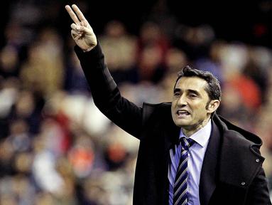 Pelatih Valencia, Ernesto Valverde, memberikan instruksi saat menghadapi Barcelona di Stadion Mestalla, Valencia, Minggu (3/2/2013). Valverde ditunjuk sebagai pelatih Barcelona menggantikan Luis Enrique. (EPA/Manuel Bruque). 