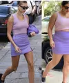 Katie mengenakan skirt dan tanktop ungu mirip seperti Haileybieber. Lengkap dengan aksesori sungless dan kalung. Instagram @katiesturino