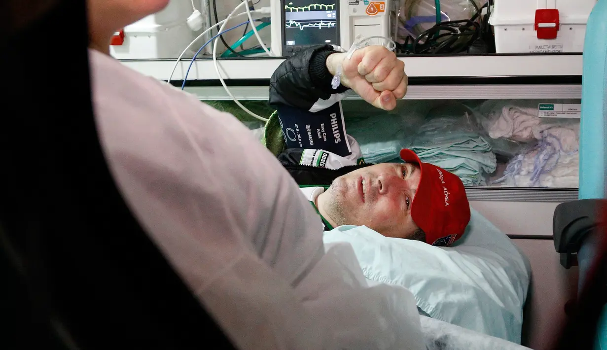 Jurnalis radio Brasil, Rafael Henzel yang selamat dari kecelakaan pesawat Lamia di Kolombia dua pekan lalu, tiba di rumah sakit Chapeco, Brasil, Rabu (13/12). Korban selamat kecelakaan itu dipulangkan dengan menumpang pesawat AU Brasil (Marcio Cunha/AFP)