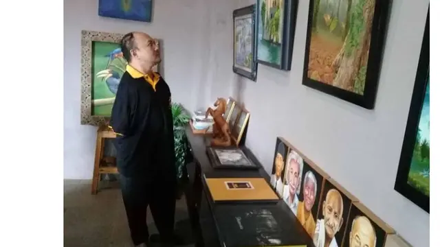 Sabar Subandi, seorang penyandang disabilitas uang berhasil memperoleh beberapa prestasi di bidang seni lukis.