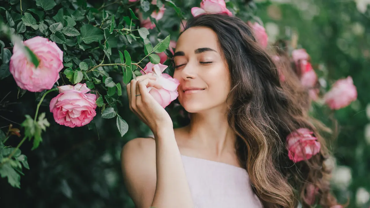 mencium aroma harum taman bunga