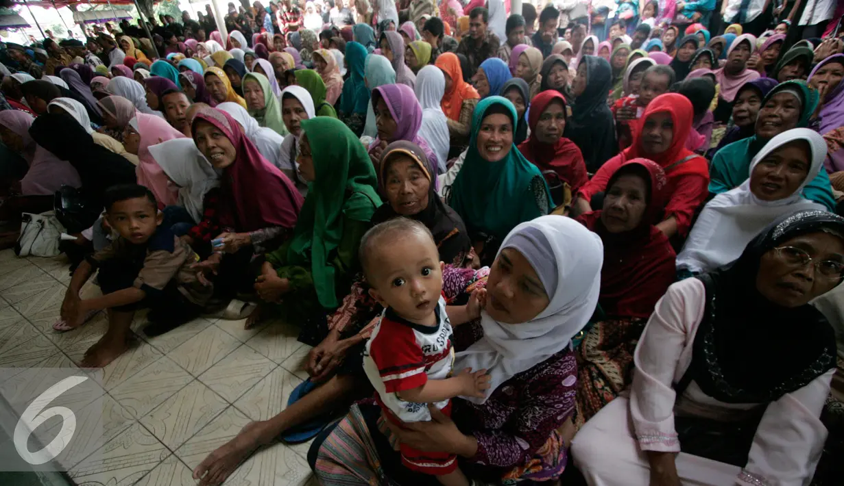 Sejumlah warga mengikuti acara Open House Sultan HB X di Bangsal Kepatihan,Yogyakarta, Senin (11/7). Ribuan orang diperkirakan akan menghadiri acara tersebut. (Liputan6.com/Boy Harjanto)