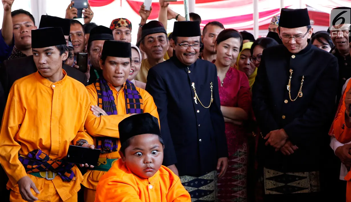 Basuki Tjahaja Purnama didampingi Veronica Tan dan Wagub DKI Djarot menghadiri Lebaran Betawi VII di Lapangan Banteng, 23 Agustus 2015. Selain menggugat cerai, Ahok juga meminta hak asuh penuh atas ketiga anak mereka. (Liputan6.com/Herman Zakharia)