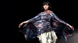 Model berpose mengenakan busana rancangan desainer Indonesia, Anandia Marina Putri dan Novita Yunus di Amazon Fashion Week Tokyo 2018 di Tokyo, Selasa (20/3). Pagelaran busana digelar dari 19 hingga 24 Maret 2018 mendatang. (AP/Shizuo Kambayashi)
