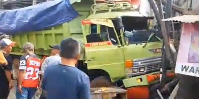 Truk Proyek Tol Bocimi Rem Blong Tabrak Gerobak Mi Ayam, Dua Orang Terluka