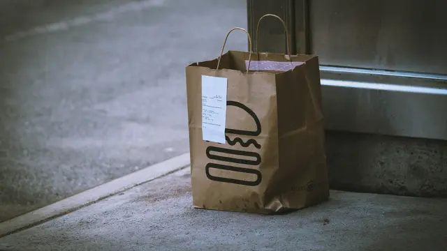 Ilustrasi food delivery, order makanan