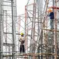 Pekerja menyelesaikan proyek konstruksi pembangunan di Kawasan Ancol, Jakarta, Sabtu  (27/6/2020). Pada tahun 2020, Kementerian Pekerjaan Umum dan Perumahan Rakyat (PUPR) menargetkan sertifikasi kepada 113.900 orang untuk tenaga kerja konstruksi. (Liputan6.com/Faizal Fanani)