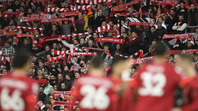 Foto: Aksi Sportivitas Tinggi Fans Liverpool, Nyanyikan You'll Never Walk Alone hingga Berikan Tribute untuk Ronaldo yang Sedang Berduka