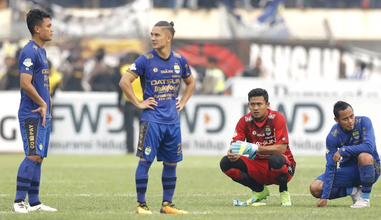 Para pemain Persib tampak sedih usai gagal meraih kemenangan saat melawan Bali United pada laga Liga 1 Indonesia di Stadion Si Jalak Harupat, Bandung, Kamis (21/9/2017). Persib bermain imbang 0-0 dengan Bali United. (Bola.com/M Iqbal Ichsan)