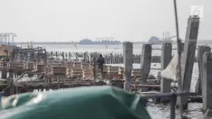 Pekerja menyelesaikan pondasi dermaga di Muara Angke, Jakarta Utara, Rabu (3/7/2019). Pemprov DKI Jakarta membangun dermaga dengan panjang mencapai 300 meter dengan lebar sekitar tujuh meter dilengkapi dengan jembatan penghubung serta pemecah ombak sepanjang 480 meter. (Liputan6.com/Faizal Fanani)