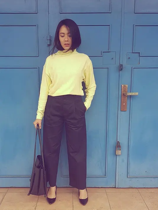 Turtle neck warna kuning juga cocok dipadukan dengan celana kain berwarna hitam, seperti Nabila ini. Hanya dengan sepatu hitam berhak rendah, gayanya memesona. (Liputan6.com/IG/@fastynabila)