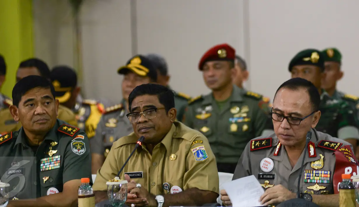 Plt Gubernur DKI Jakarta Sumarsono, Kapolda Metro Jaya Irjen M Iriawan, Pangdam Jaya Mayjen TNI Jaswandi saat konfrensi pers pengamanan Pilgub DKI 2017 putaran kedua di Aula Sudirman, Jakarta Timur, Kamis (13/4). (Liputan6.com/Yoppy Renato)