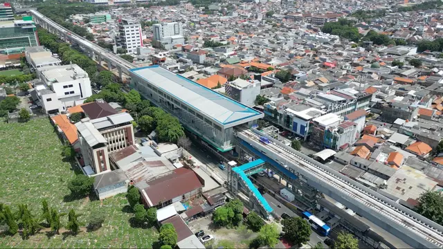 Realisasi pengerjaan proyek transportasi umum Light Rail Transit (LRT) Jakarta Fase 1B.