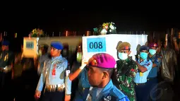 Dua jenazah korban pesawat AirAsia QZ-8501 tiba di Lanud TNI AL Juanda, Surabaya, Kamis malam (1/1/2015). Jenazah diterbangkan dari Lanud Iskandar dan akan dibawa ke RS Bhayangkara Polda Jawa Timur untuk proses identifikasi.(Liputan6.com/Johan Tallo)