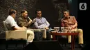 Pendiri Lippo Group Mochtar Riady (kedua kiri) dan CEO Telkomsel Mitra Inovasi Andi Kristianto (kanan) berdiskusi dalam Indonesia Digital Conference (IDC) 2019 di Jakarta, Kamis (28/11/2019). Acara ini mempertemukan pengusaha, banker, start up, pemerintah, dan masyarakat. (Liputan6.com/Angga Yuniar)