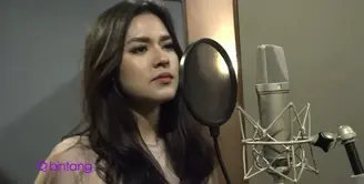 Dari 11  Lagu yang diciptakan Raisa di albumnya, ada dua lagu yang diciptakan oleh orang lain. Salah satunya adalah Dewi Dee Lestari yang menciptakan satu lagu untuk album Raisa ini. Ternyata sudah lama Raisa mengidolakan Dewi, seperti apa perasaan R...