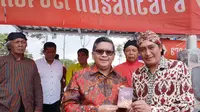 Sekretaris Jenderal Senapati Nusantara, Hasto Kristiyanto memperkenalkan buku saku yang diberi judul Bahan Ajar Keris. (Liputan6.com/Putu Merta Surya Putra)