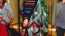 Penyanyi Beyonce tampil dihiasi berbagai dekorasi Natal di New York City, Senin (14/12/2015) malam. Pemenang 17 Grammy Awards itu melengkapi gaya busananya dengan topi sinterklas dan kacamata hitam ber-frame dalam nuansa hijau dan merah. (dailymail.co.uk)