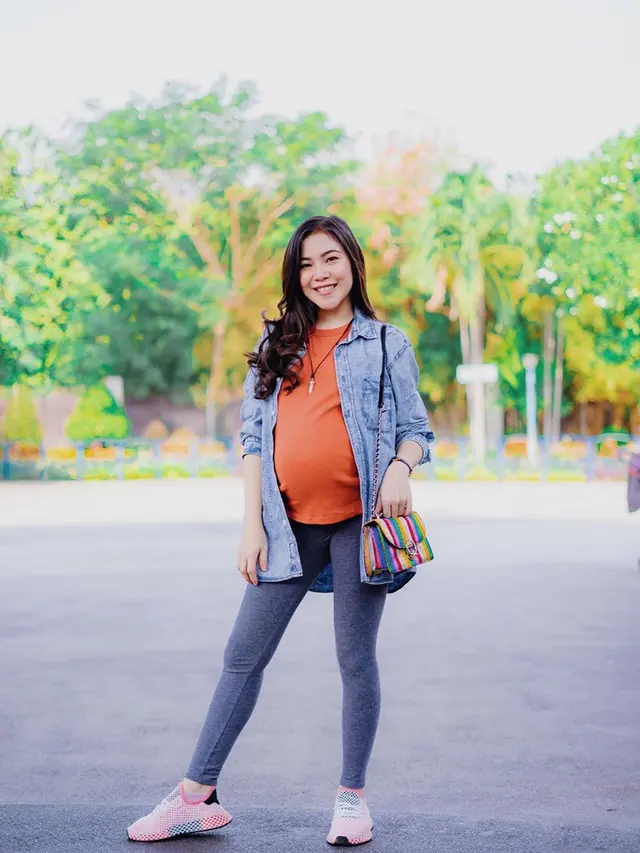 5 Pesona Christy Cherrybelle Pamer Baby Bump, Masih Terlihat Imut