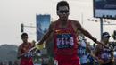 Pejalan cepat China, Wang Qin, saat menyelesaikan lomba nomor jalan cepat 50 kilometer cabang atletik Asian Games XVIII di Senayan, Jakarta, Kamis (29/8/2018). Dirinya berhasil meraih perak. (Bola.com/Vitalis Yogi Trisna)