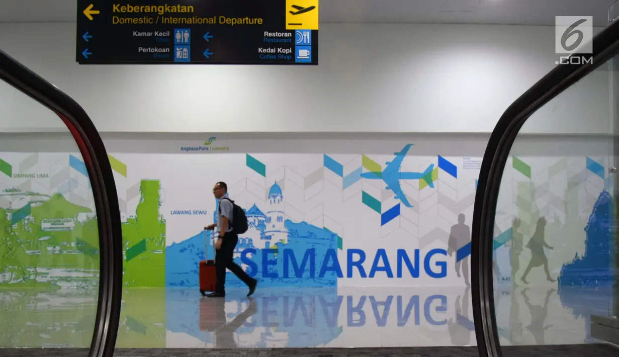 Seorang calon penumpang melintas di terminal baru Bandara Internasional Ahmad Yani Semarang, Jawa Tengah, Rabu (6/6). Terminal yang dibangun dengan investasi sebesar Rp2,2 triliun tersebut mulai beroperasi hari ini. (Liputan6.com/Gholib)