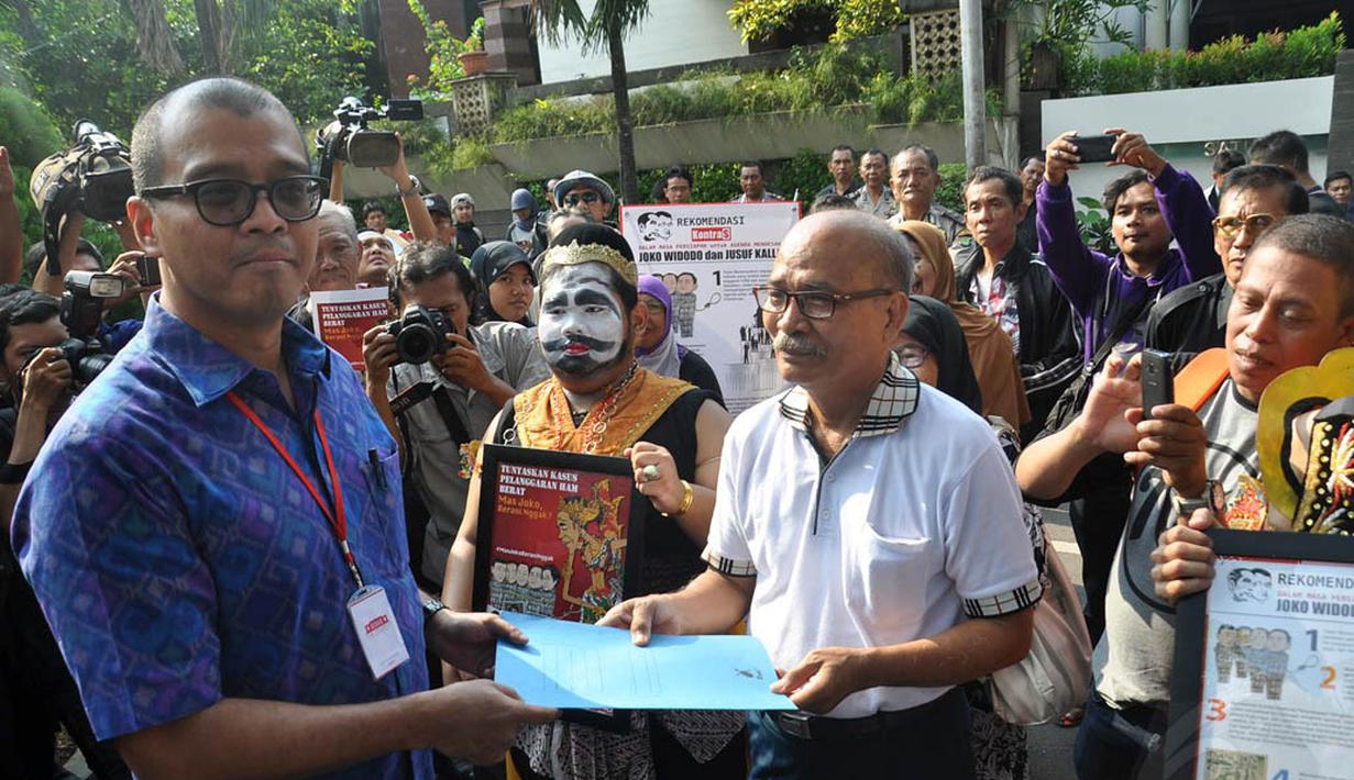 Mereka menyerahkan selembar kertas yang berisi permintaan para korban pelanggaran HAM terhadap pemerintahan Jokowi-JK yang diterima Deputi Kantor Transisi Andi Widjajanto, (28/4/14). (Liputan6.com/Miftahul Hayat)