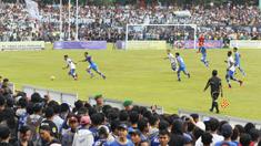 Suporter saat menyaksikan pertandingan antara Perserang Serang melawan Persib Bandung pada laga uji coba di Stadion Maulana Yusuf, Serang, Kamis (1/3/2018). Persib menang 6-0 atas Perserang. (Bola.com/M Iqbal Ichsan)