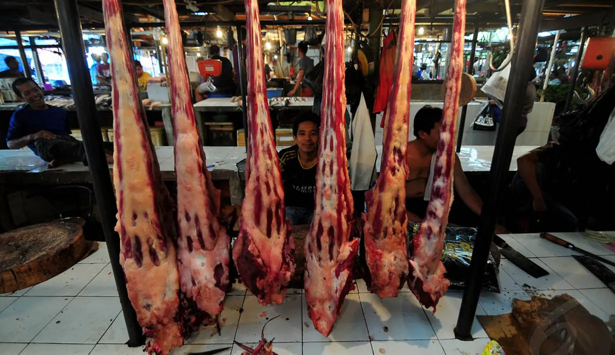 Penjual daging di Pasar Senen, Jakarta, sedang melayani pembeli, Selasa (18/11/2014). (Liputan6.com/Johan Tallo)