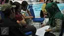 Petugas mendata eks Gafatar yang tinggal di rumah penampungan Panti Sosial Bina Insan (PSBI), Cipayung, Jakarta, Sabtu (23/1/2016). Ratusan eks Gafatar itu akan menjalani proses rehabilitasi. (Liputan6.com/Yoppy Renato)