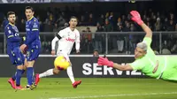 Striker Juventus, Cristiano Ronaldo, melepaskan tendangan saat melawan Hellas Verona pada laga Serie A di Stadion Marc'Antonio Bentegodi, Sabtu (8/2/2020). Juventus kalah 1-2 dari Hellas Verona. (AP/Paola Garbuio)