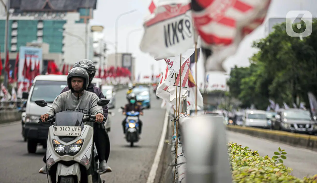 Partai politik semestinya memberikan pendidikan politik yang benar. Oleh karena itu, partai politik seharusnya patuh dengan tidak memasang alat peraga kampanye di zona terlarang. (Liputan6.com/Faizal Fanani)