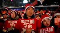 Warga berpakaian Santa Klaus ikut mendemo Presiden Korsel Park Park Geun-hye. (Reuters)