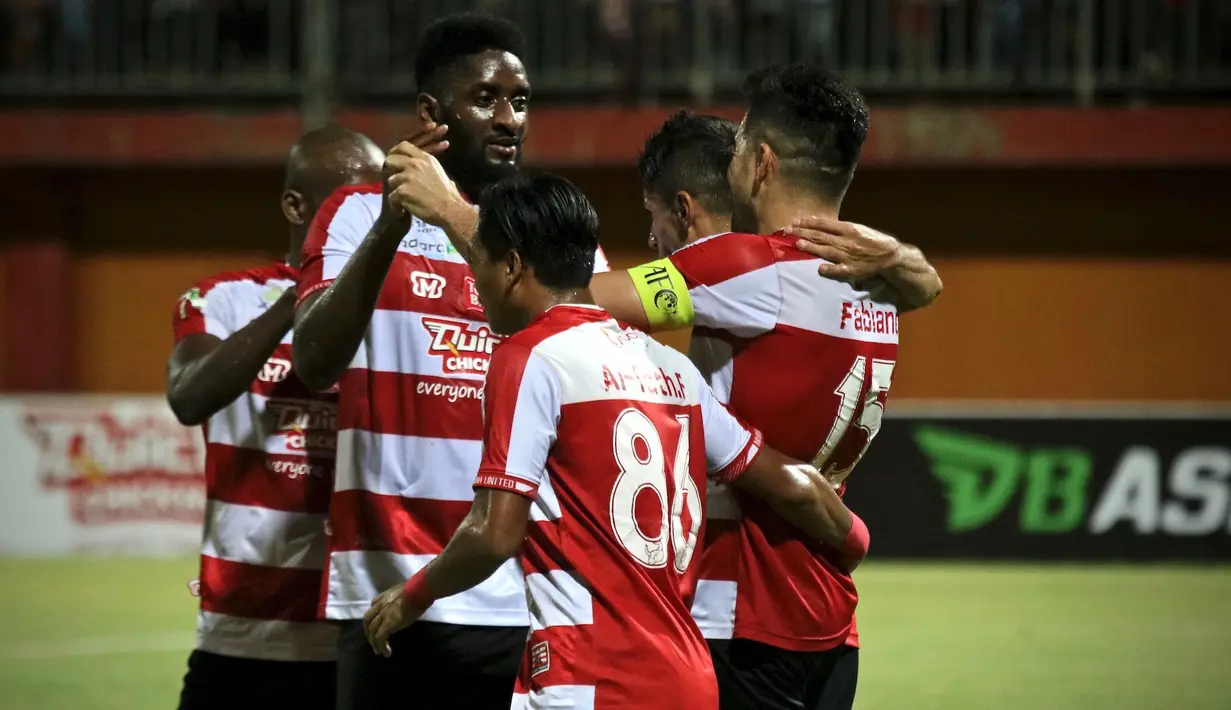 Striker anyar Madura United, Mamadou Samassa, mencetak gol perdana bersama timnya pada laga melawan Sriwijaya FC, di Stadion H. Agus Salim, Padang, Sabtu (11/8/2018). (Bola.com/Aditya Wany)