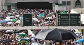 Para jamaah Muslim meninggalkan kompleks Masjidil Haram setelah menunaikan salat di kota suci Mekah pada Minggu 24 Mei 2026, menjelang ibadah haji tahunan. (Zain JAAFAR/AFP)