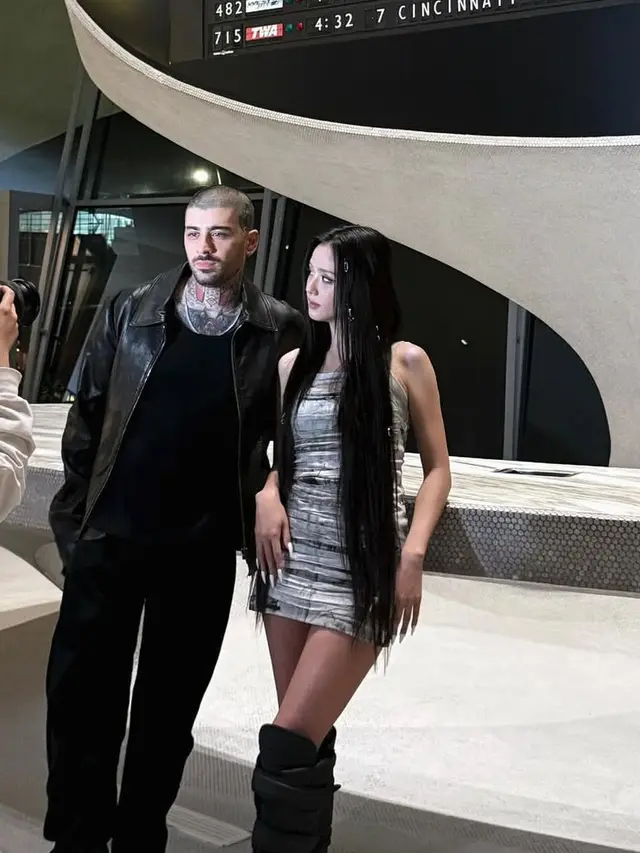 Jisoo Blackpink di Movie Eyes Closed Duet Bareng Zayn Malik pakai knee boots. [@sooyaaa__]