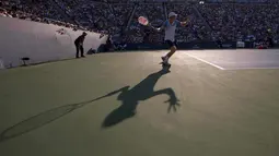Bayangan petenis Afrika Selatan, Kevin Anderson, saat mengembalikan bola ke arah petenis Inggris Raya, Andy Murray dalam Turnamen Tenis AS Terbuka 2015 di USTA Billie Jean King National Tennis Center, New Yok, AS. (Reuters/Adrees Latif)