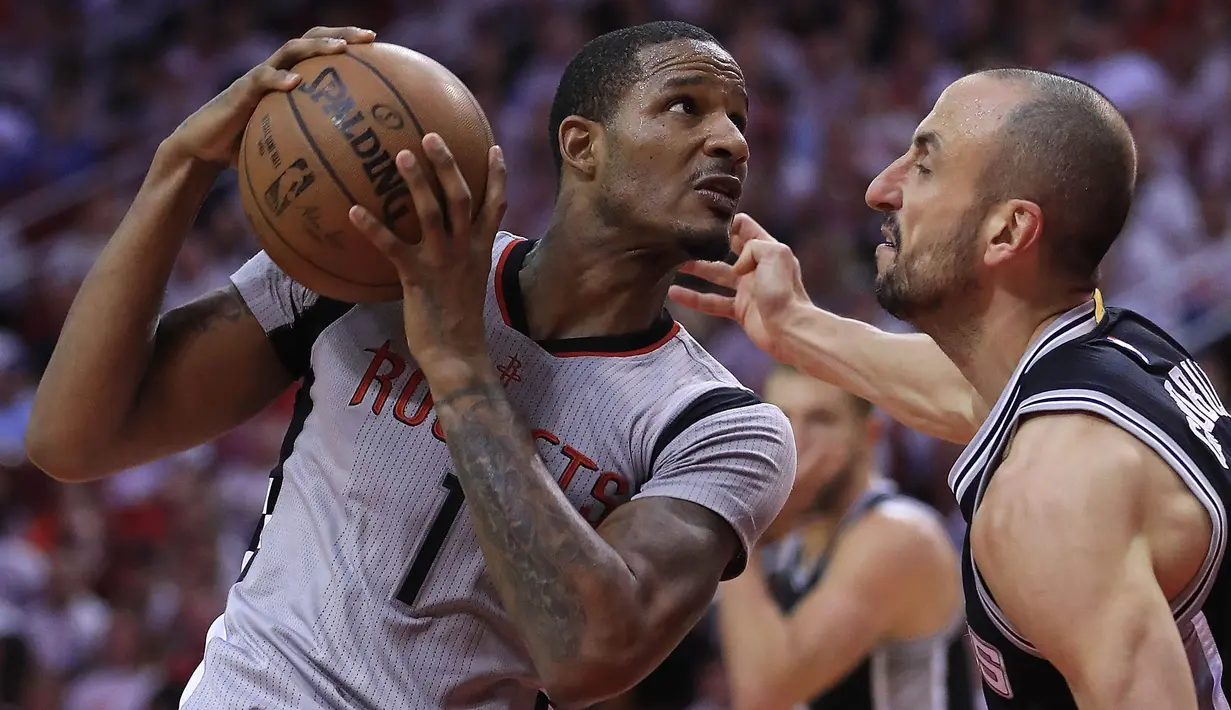 Pebasket Houston Rockets, Trevor Ariza, berusaha melewati pebasket San Antonio Spurs, Manu Ginobili pada Gim 4 Semifinal Wilayah Barat di Stadion AT&T Center, Minggu (7/5/2017). Houston Rockets menang 125-104. (AFP/Ronald Martinez).