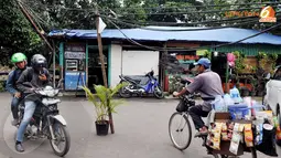 [FOTO] Bahaya. Tiang Listrik Roboh, dan Kabel Listrik Halangi Pengguna Jalan