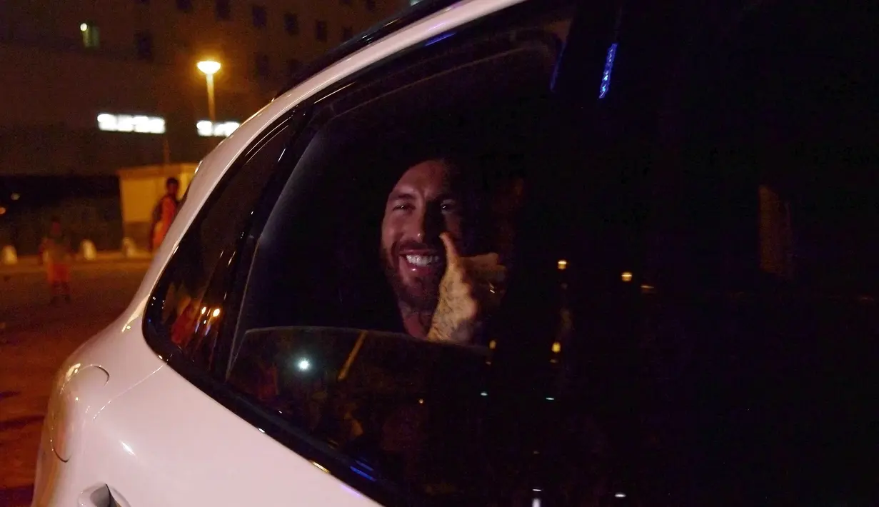 Sergio Ramos mengacungkan jempol dari dalam mobil saat tiba di Stadion Ramon Sanchez Pizjuan, Sevilla pada 4 September 2023. Mantan bek Spanyol Paris Saint-Germain Sergio Ramos hari ini kembali ke klub masa kecilnya, Sevilla setelah 18 tahun berlalu. (AFP/Cristina Quicler)