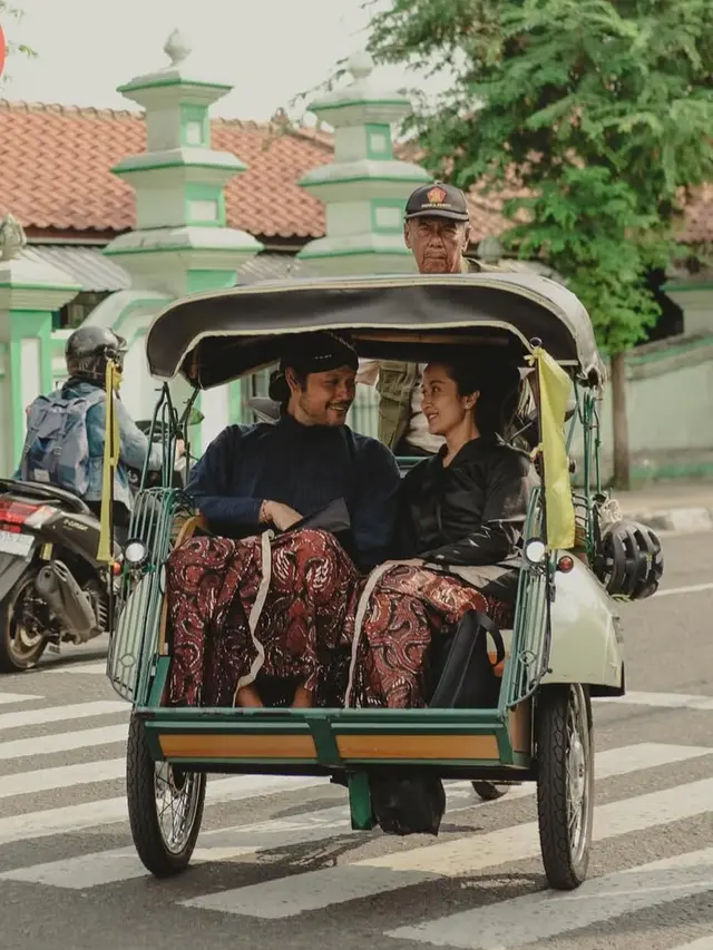 Widi Mulia dan Dwi Sasono Kenakan Busana Abdi Dalem Yogyakarta. [@widimulia]