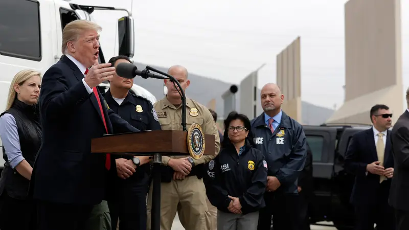 Donald Trump Tinjau Tembok Prototipe di San Diego