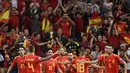 Para pemain Spanyol merayakan gol yang dicetak Sergio Ramos ke gawang Swedia pada laga Kualifikasi Piala Eropa 2020 di Stadion Santiago Bernabeu, Madrid, Senin (10/6). Spanyol menang 3-0 atas Swedia. (AFP/Oscar Del Pozo)