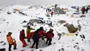 Tim Penyelamat membawa para pendaki gunung yang menjadi korban akibat gempa berkekuatan 7.8 skala Richter yang melanda Nepal, Sabtu (25/4/2015). (AFP Photo/Roberto Schmidt)