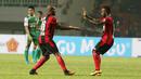 Boaz Solossa dan Ricky Kayame merayakan gol saat melawan PS TNI pada laga Torabika SC 2016 di Stadion Pakansari, Bogor, Minggu (19/6/2016). Persipura Menang 3-1. (Bola.com/Nicklas Hanoatubun)